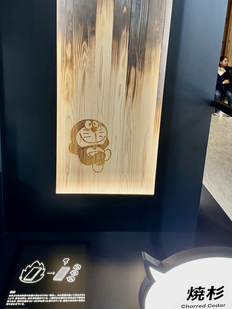日本館に展示されたキティちゃんとドラえもんのコラボ展示