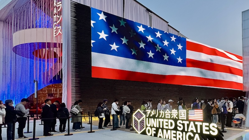 大阪万博2025のアメリカ館外観と行列の様子
